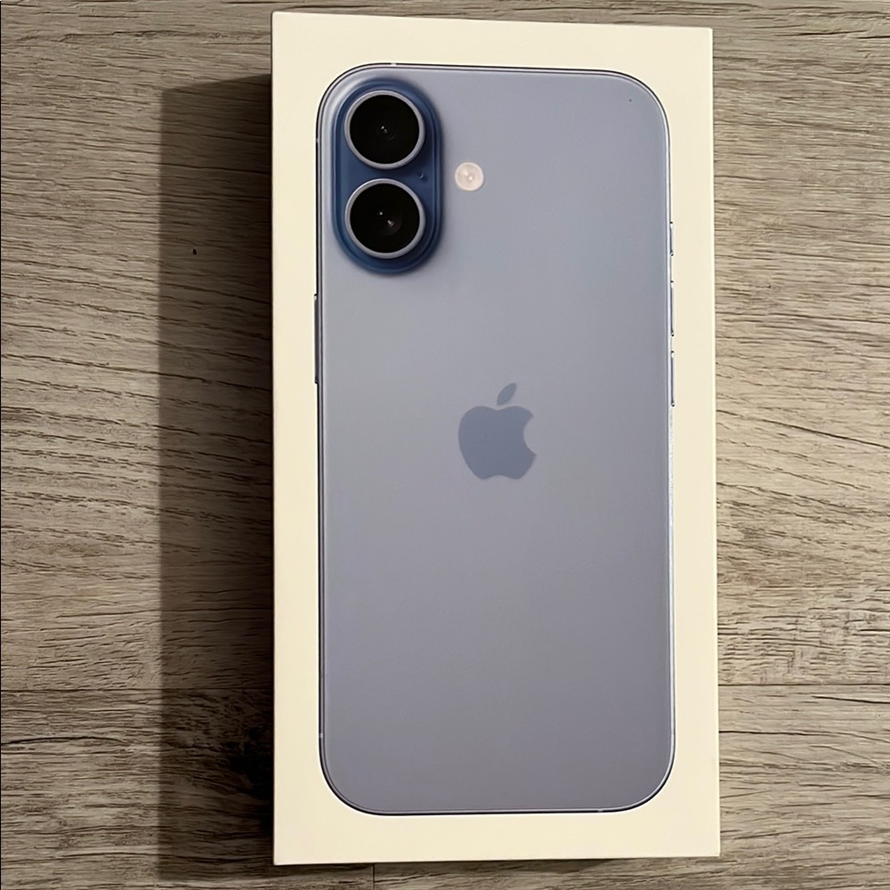 Apple iPhone 17 in Mist Blue